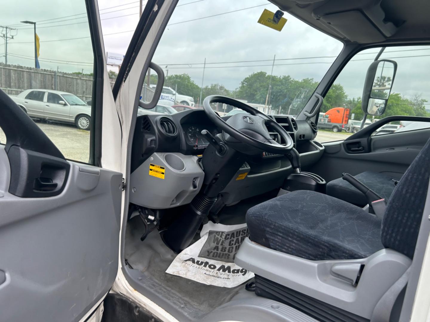 2016 White Hino XJC720 16' Box Truck (JHHRDM2H6GK) with an 5.1L 4cy engine, Automatic transmission, located at 1687 Business 35 S, New Braunfels, TX, 78130, (830) 625-7159, 29.655487, -98.051491 - Photo#4